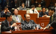 [포토]의견 나누는 새누리당 지도부
