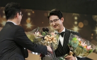 [포토] 페어플레이상 수상하는 LG 박용택
