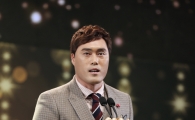 [포토] 롯데 조성환 '사랑의 골든글러브'