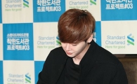 [포토]이종석, 사인하는 모습도 화보!