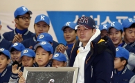 [포토] 오승환 '사랑스런 후배들과'