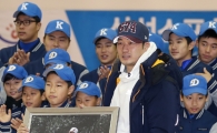 [포토] 후배들 앞에서는 돌부처도 함박웃음