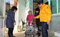 [포토]광주 남구, 취약계층 어르신 활동보조기 전달 