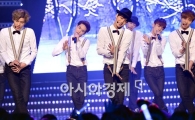 [포토]엑소, 이번엔 섹시 멜빵춤!