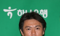 [포토] 홍명보 감독 '올해도 어김없이 자선축구가 열립니다~'