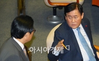 [포토]본회의장에서 만난 여·야 원내대표
