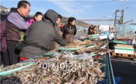 [포토]생선 고르는 관광객들