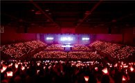 동방신기 10주년 콘서트, 1만개의 붉은 빛이 만든 기적(종합)