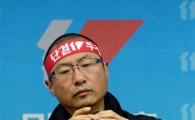 [포토]마이크 만지는 김명환 철도노조 위원장