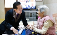 [포토]노희용 동구청장, 100세 이상 어르신께 정부 연말선물 전달