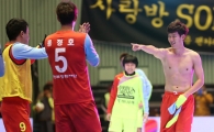 [포토] 손흥민 '경석이형도 벗어요~'