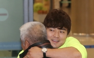 [포토] 귀국하는 추신수 '아버지와 뜨거운 포옹'