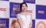 'MBC 연기대상' 수상자 하지원 순백의 드레스+미모 '여신 자태'