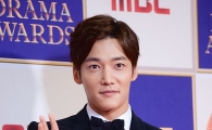 [포토]최진혁, '각 잡힌 두 어깨'