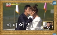 송지효 강개리 기습뽀뽀 화제…"둘이 진짜 사귀었으면~"
