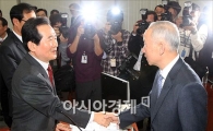 [포토]악수하는 정세균·남재준