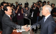 [포토]정세균 위원장과 악수하는 남재준 국정원장