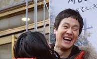 [포토]정우 명동 프리허그, '너무 행복해'