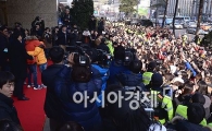 [포토]정우 명동 프리허그, '이렇게 많은 팬들이?'