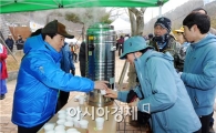 [포토]강운태 광주시장, 무등산 탐방객들에게 음료봉사 실시