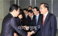 [포토]직원들과 신년인사하는 박준영 전남지사