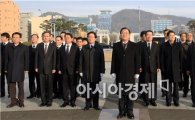 [포토]김대중광장 참배하는 박준영 전남지사