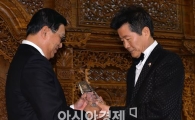 [포토]인도네시아 대사로부터 감사패 수여 받는 태진아