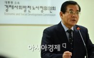 [포토]주먹 불끈 쥔 김대환 노사정위원장 