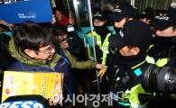 [포토]경찰들에게 커피믹스 나눠주는 민노총 