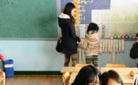 [포토]신입생 예비소집일, 교실 찾은 어린이들과 부모들