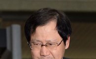[포토]박찬구 금호석유화학 회장, 어두운 표정으로 법정 출두
