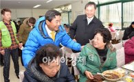 [포토]최영호 남구청장, 빛드림봉사단과 함께 짜장면 배식봉사