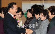 [포토]여성경제인들과 악수하는 박준영 전남지사