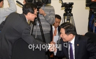 [포토]악수나누는 최수현·박찬우