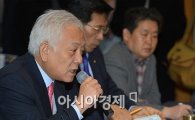 [포토]AI 대책 간담회 참석한 김한길 대표