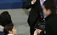 [포토] 찡그린 김연아 '셀카 찍기 싫어요'