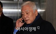 [포토]전화 통화하는 김한길 대표