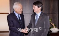 김한길-안철수, 합당부터 사퇴까지…'새정치연합 백서' 발간