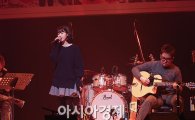 [포토]아이유, 기타리스트 박주원과 콜라보 무대