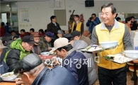 [포토]최영호 남구청장, 광주공원 사랑의 쉼터 배식봉사