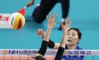 [포토] 박정아 '살짝 넘긴다'