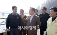 [포토]박준영 전남지사,여수 기름유출 해상 방제작업 현장 방문 
