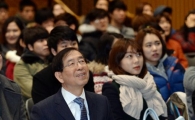 [포토]즐거운 모습으로 동영상 시청하는 박원순 시장
