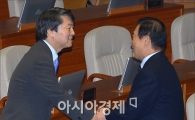 [포토]인사하는 안철수·강창희