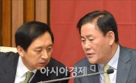 [포토]'여수 기름누출 대책 논의중(?)'