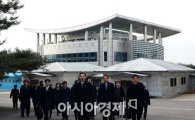 [포토]회담장으로 향하는 이덕행 한국 적십자 실행위원 
