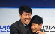 [포토] 차범근 축구대상 이신형군과 포옹 나누는 차범근