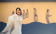 1인32역 김성녀의 150분 모노드라마, 그 황홀한 시간…연극 '벽 속의 요정'