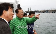 [포토]박준영 전남지사, 여수기름유출사고해역시찰 