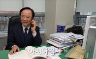 [포토]축하 전화 받는 이주영 내정자